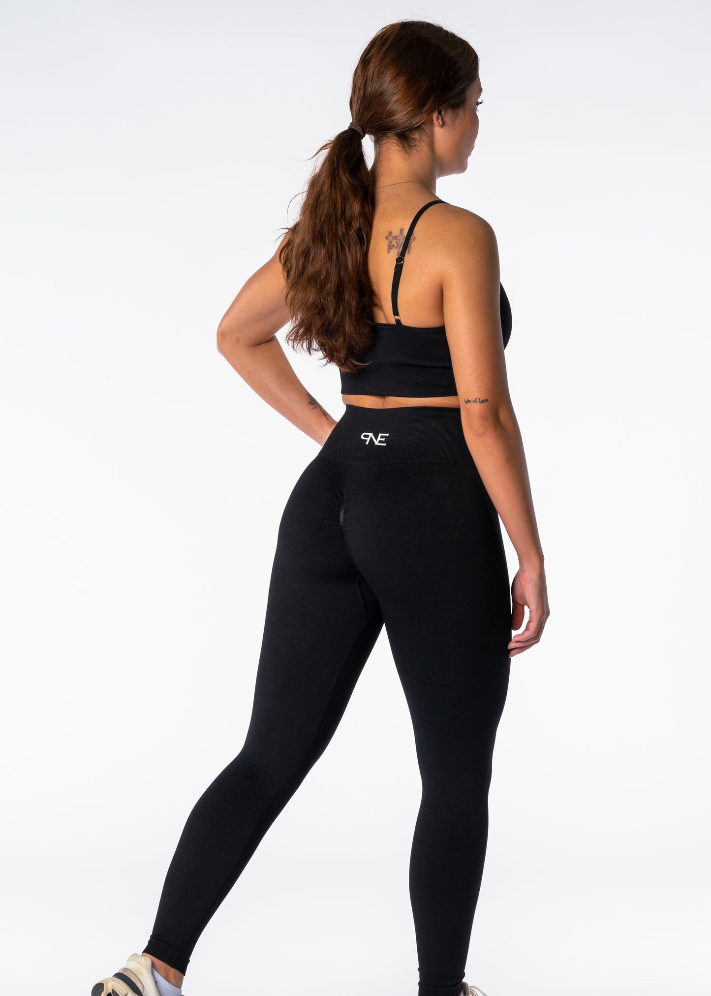 THE NEW ERA PERFORMANCE LEGGINGS IN BLACK